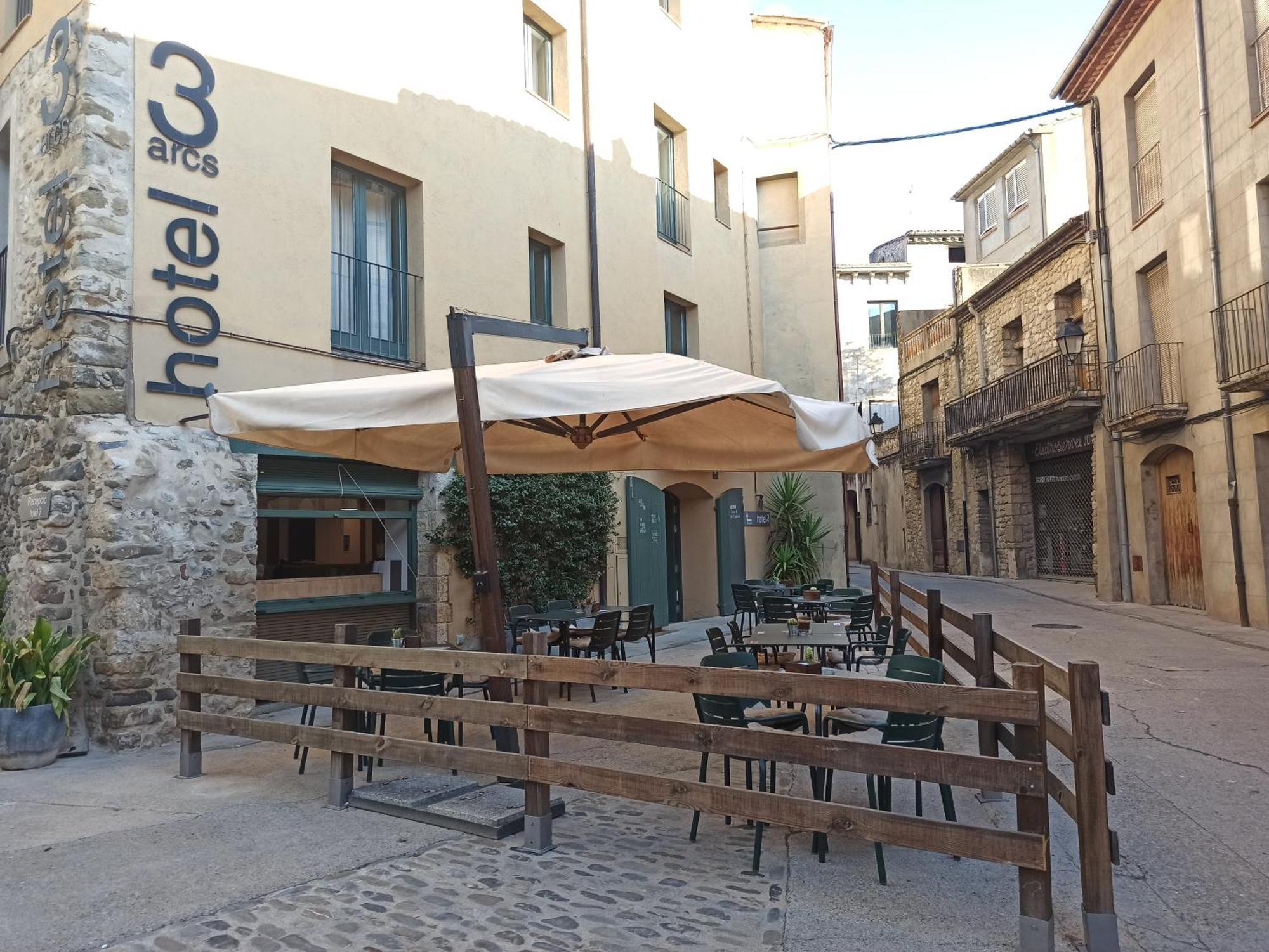 Hotel 3 Arcs Besalu Bagian luar foto