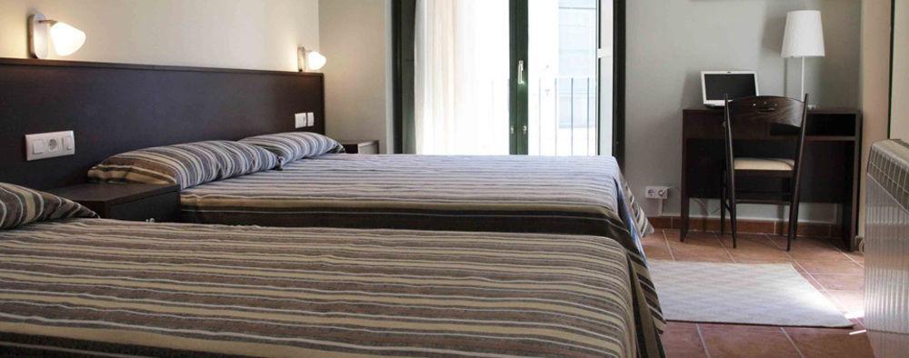 Hotel 3 Arcs Besalu Bagian luar foto