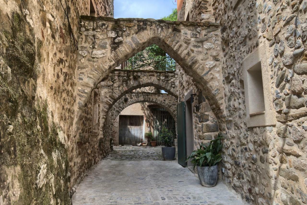 Hotel 3 Arcs Besalu Bagian luar foto