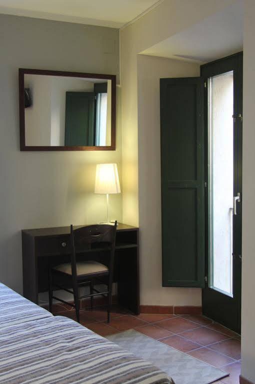 Hotel 3 Arcs Besalu Bagian luar foto