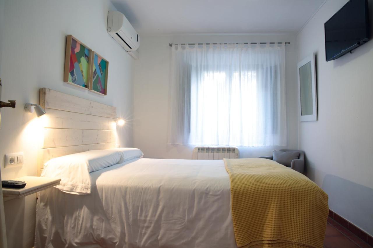 Hotel 3 Arcs Besalu Bagian luar foto