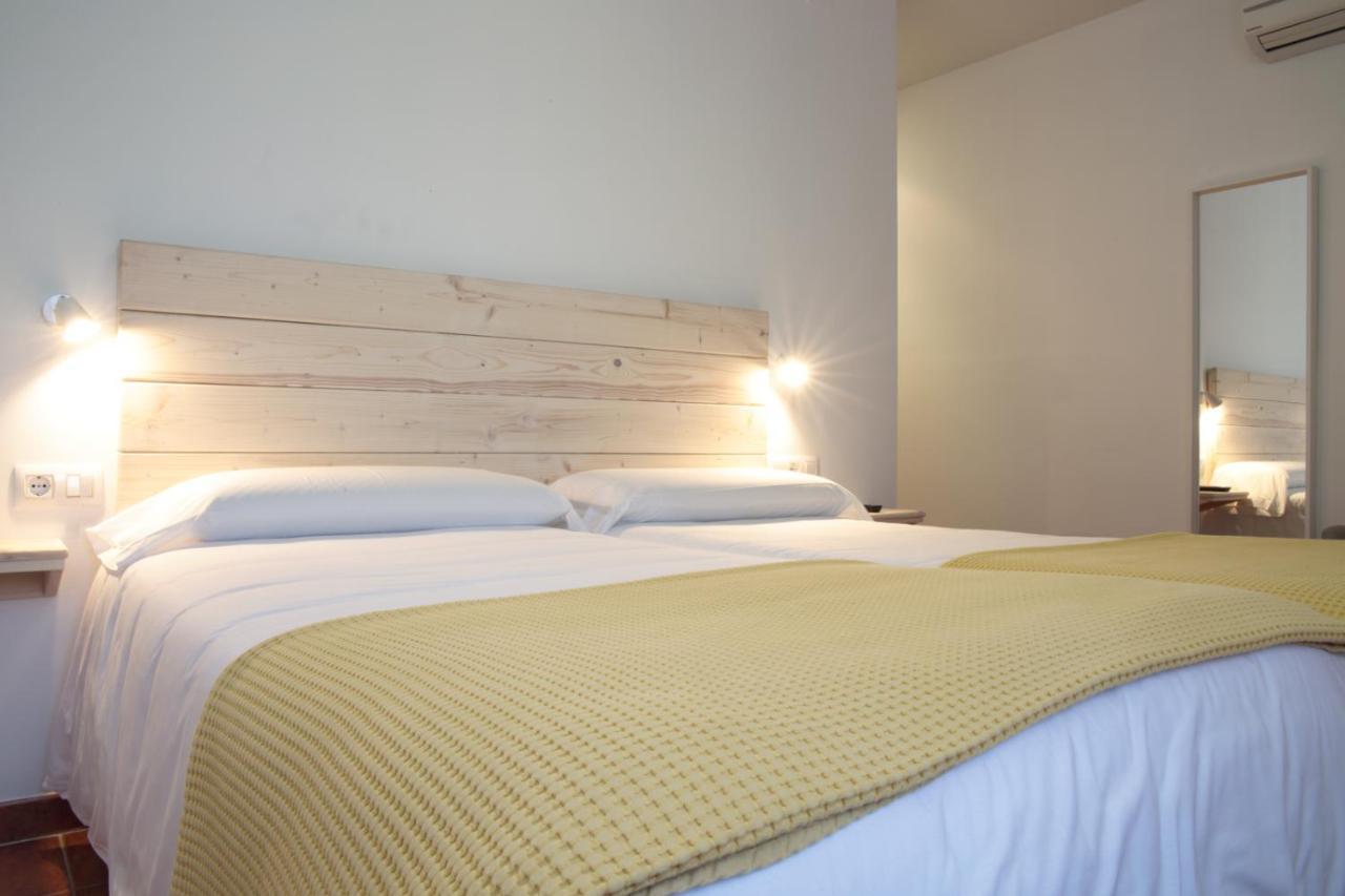 Hotel 3 Arcs Besalu Bagian luar foto