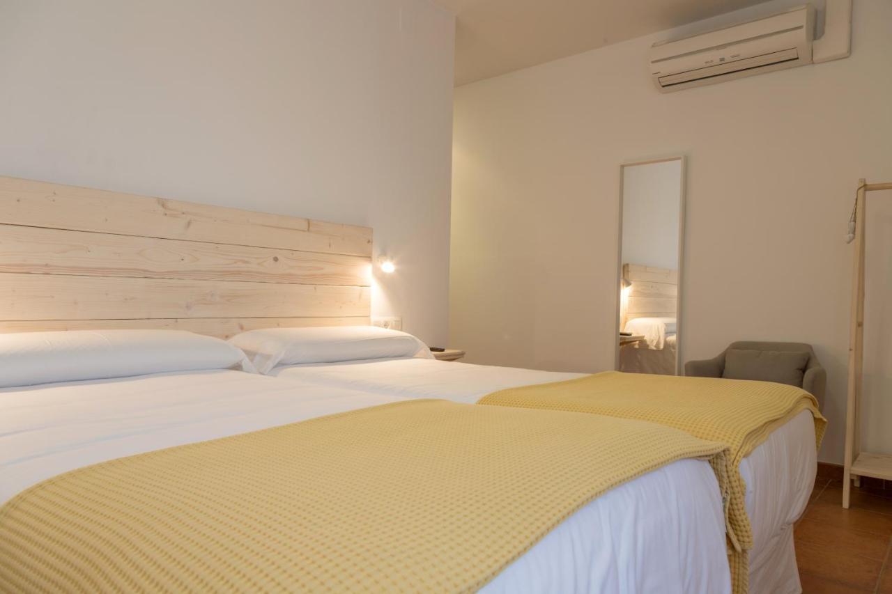 Hotel 3 Arcs Besalu Bagian luar foto